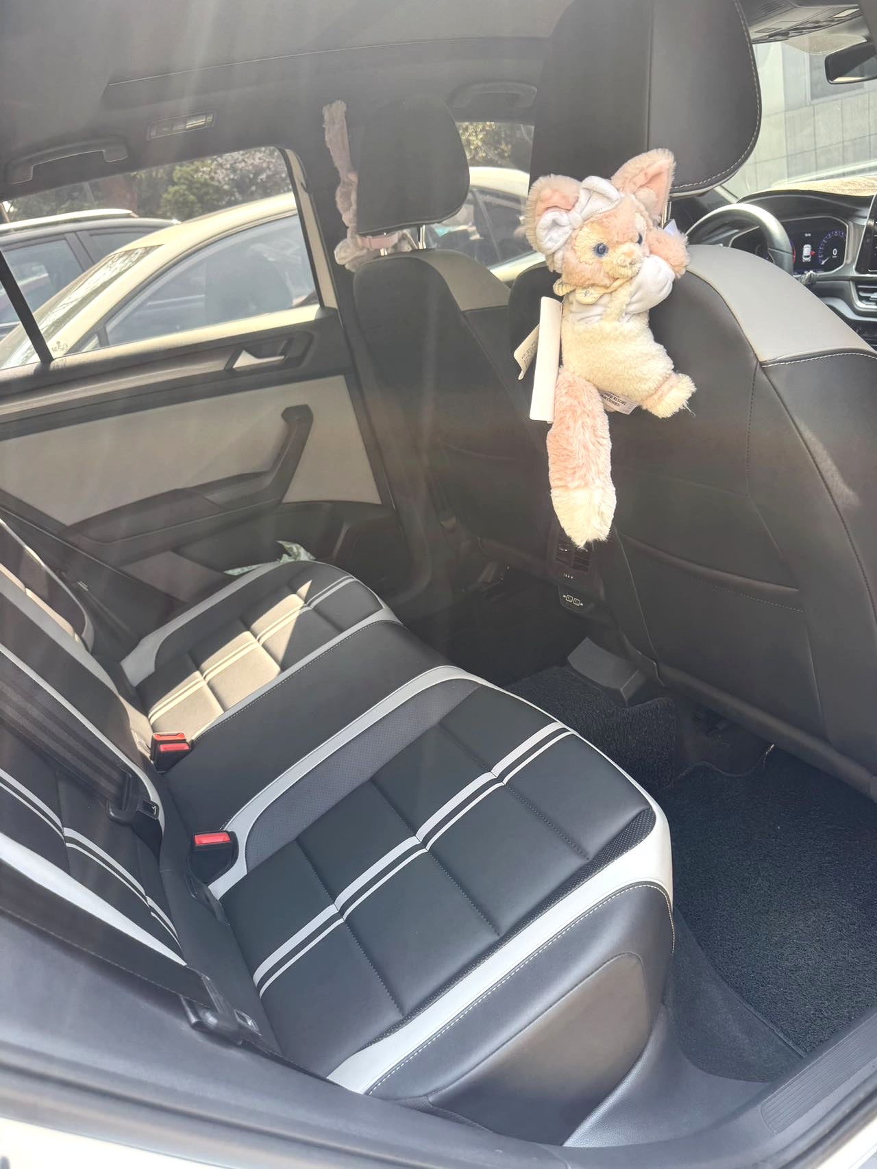 Volkswagen T-Roc 2024 car image #2