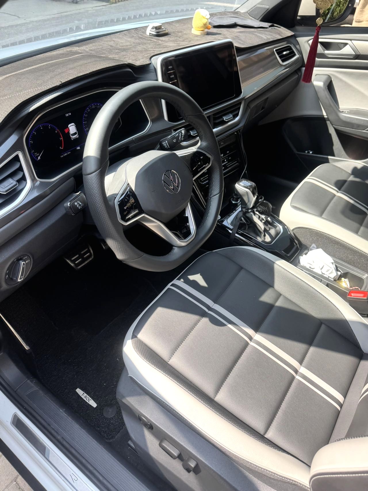 Volkswagen T-Roc 2024 car image #6