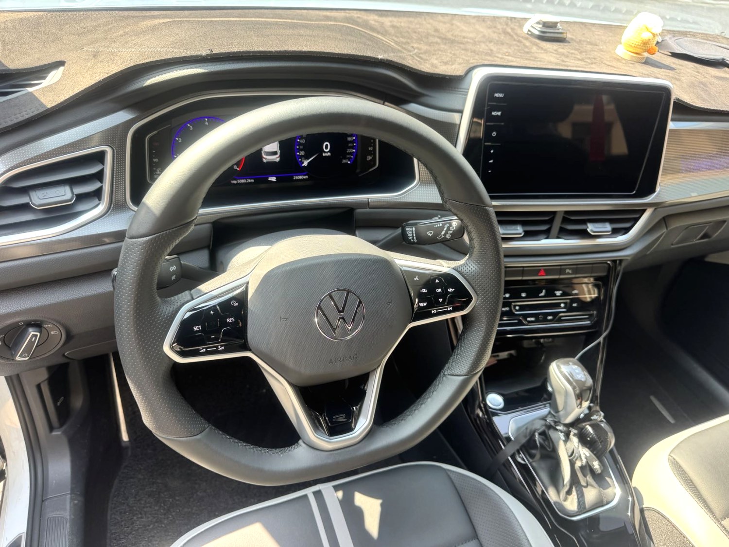 Volkswagen T-Roc 2024 car image #5