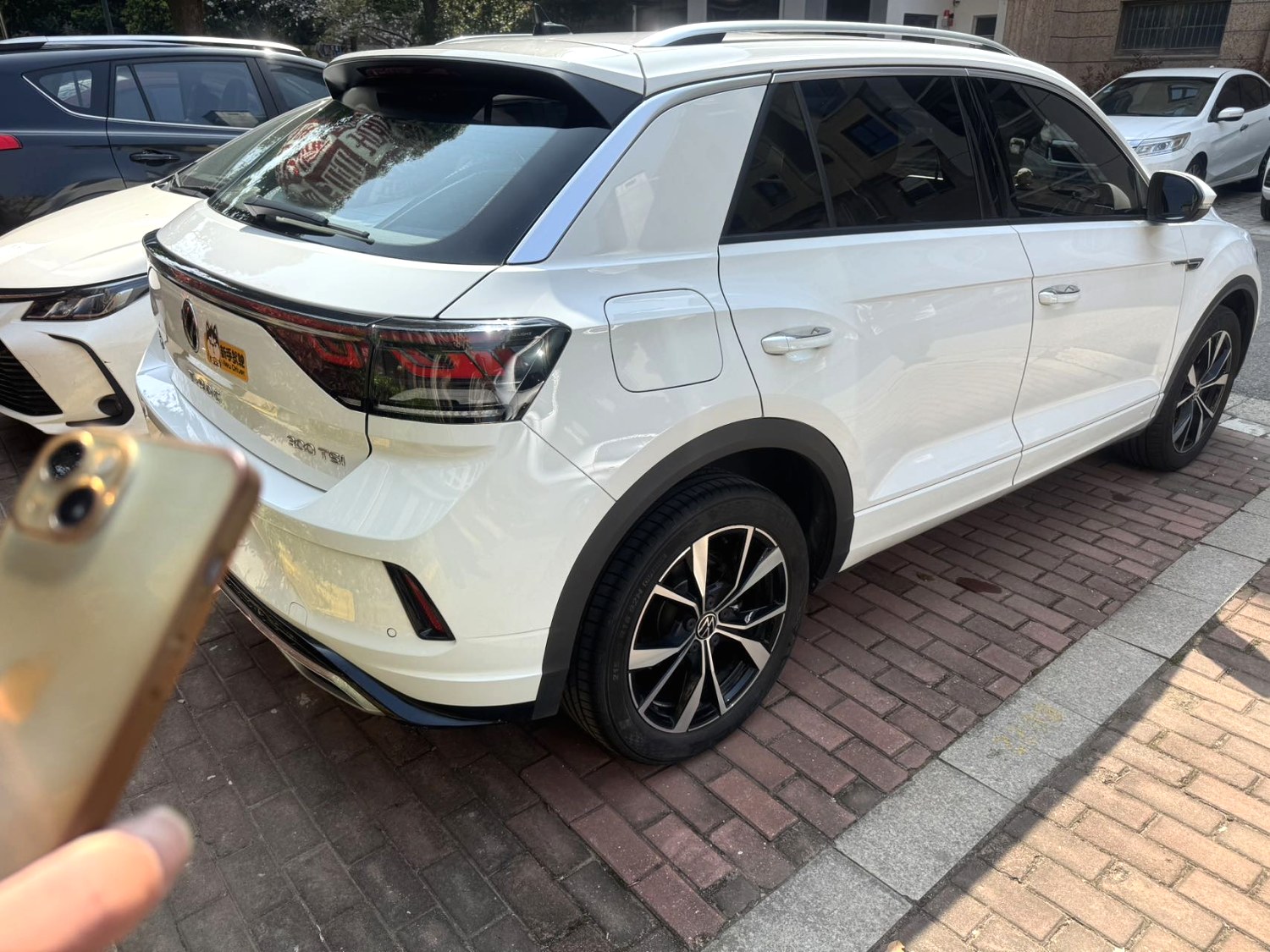 Volkswagen T-Roc 2024 car image #3