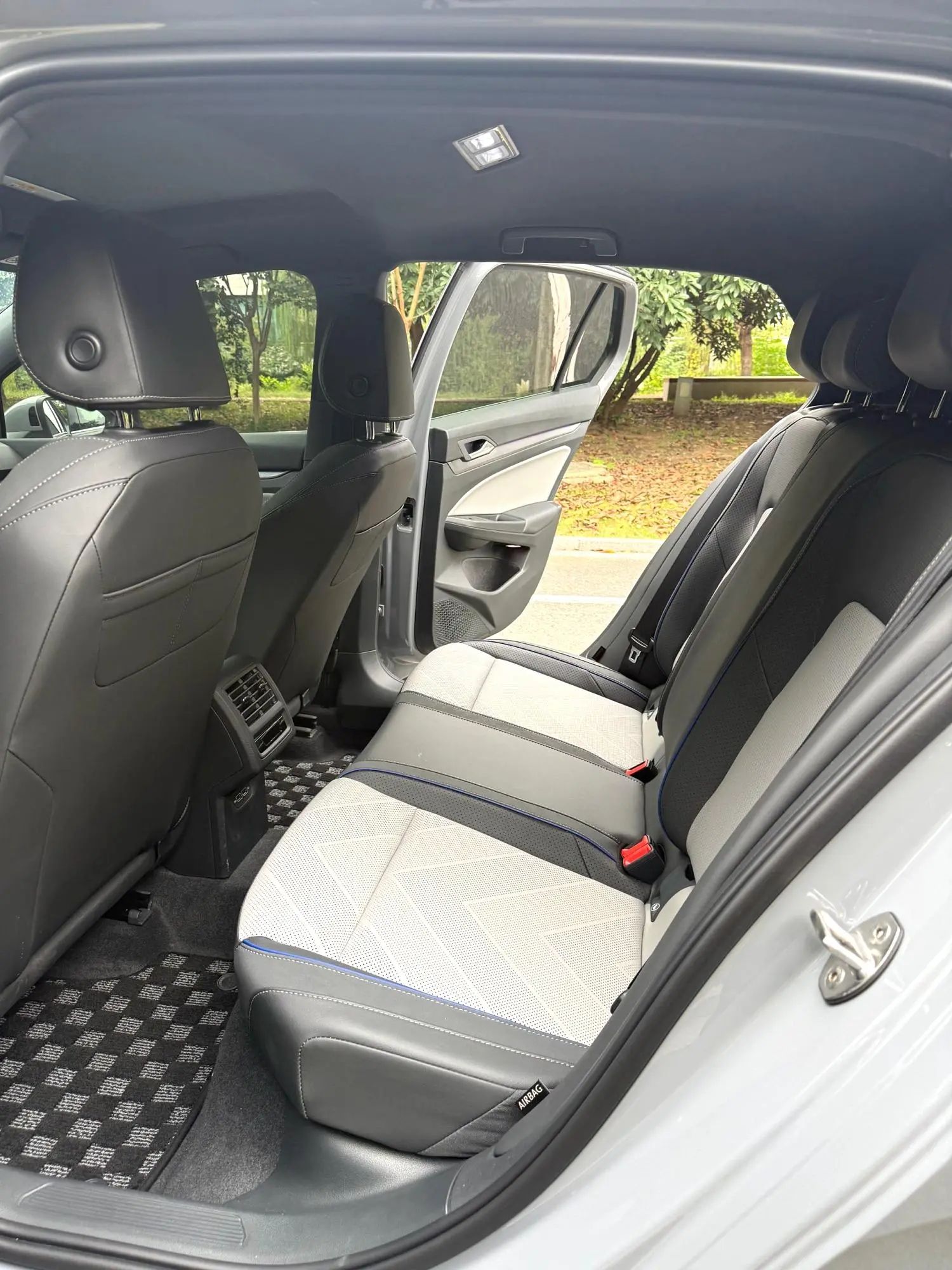 Volkswagen Golf 2026 car image #5