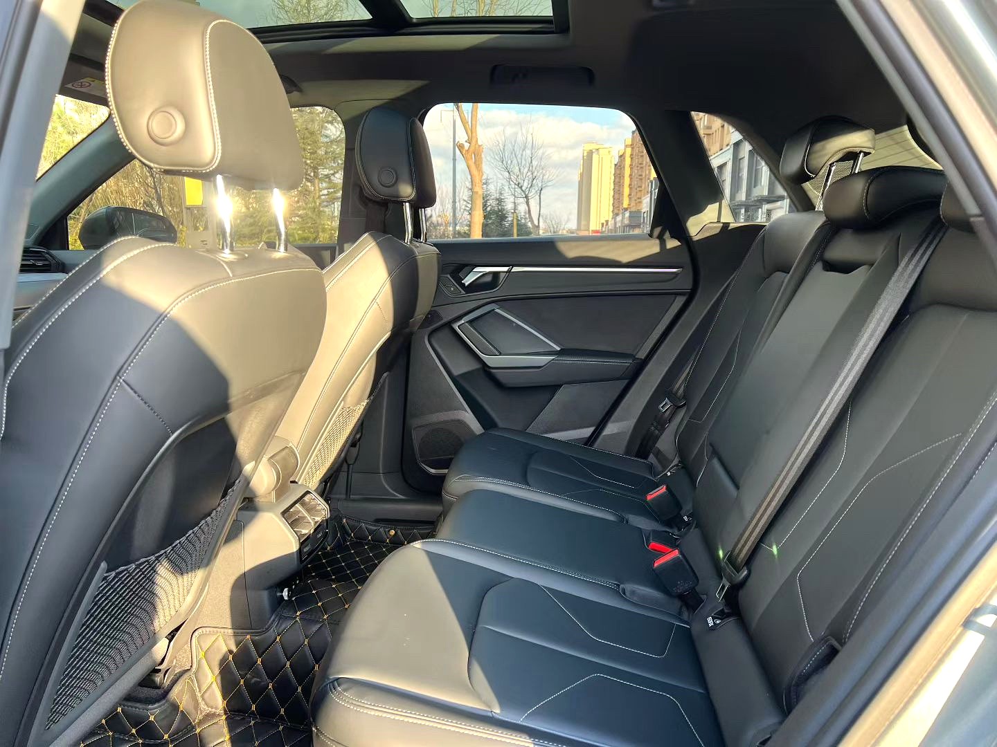 Audi Q3 2023 car image #3