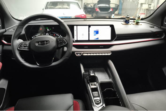 GEELY Coolray 2023 car image #3