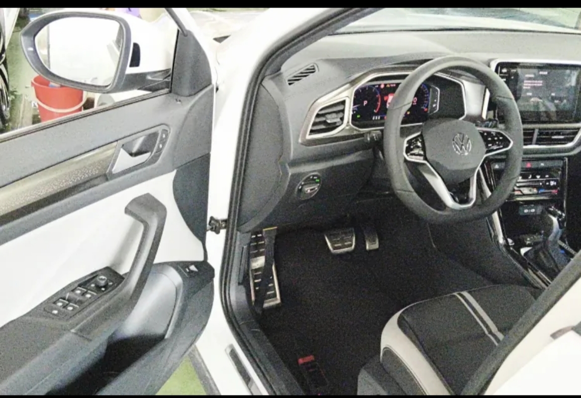 Volkswagen T-Roc 2025 car image #11