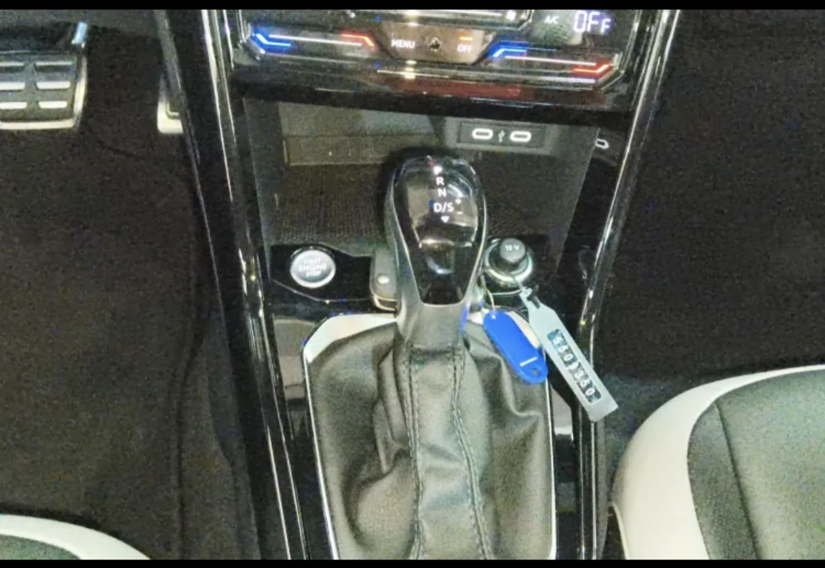 Volkswagen T-Roc 2025 car image #9