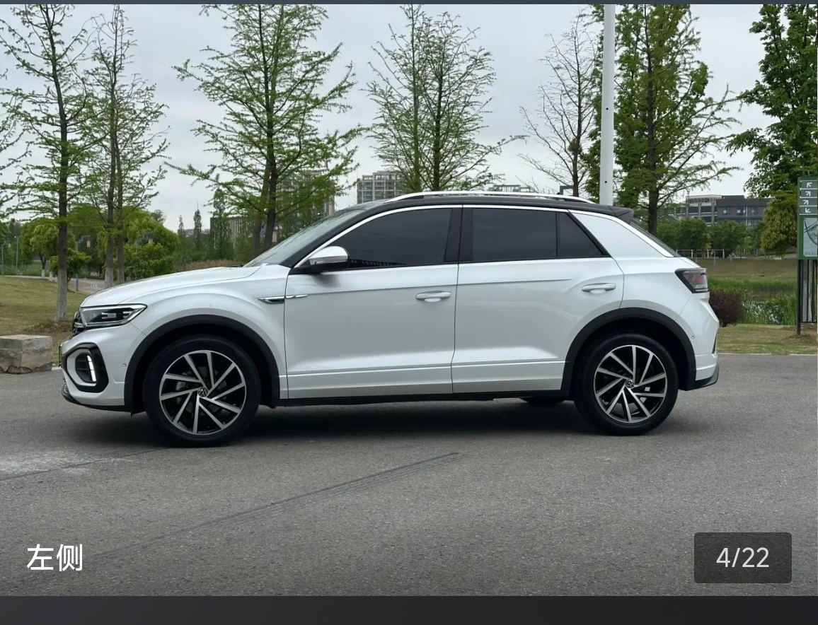Volkswagen T-Roc 2023 car image #2