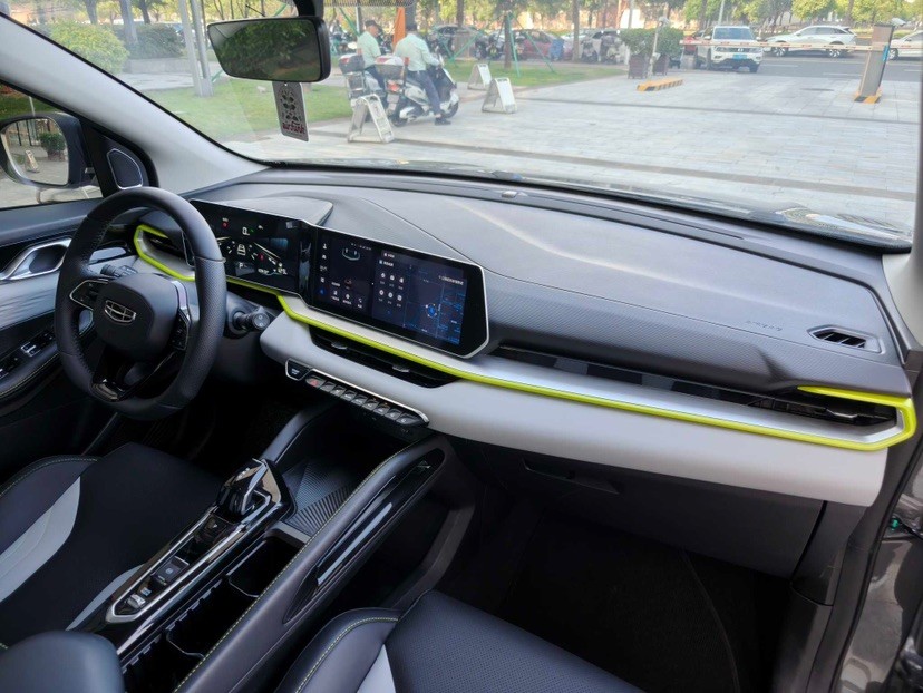 GEELY Coolray 2023 car image #2