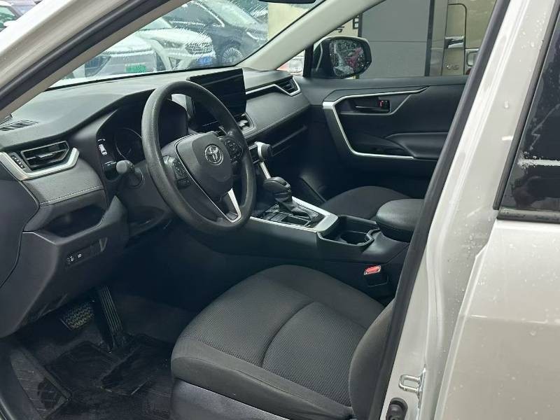 Toyota RAV4 2025 car image #2