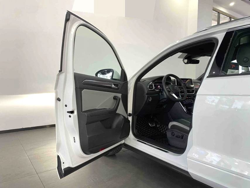 Volkswagen T-Roc 2025 car image #4