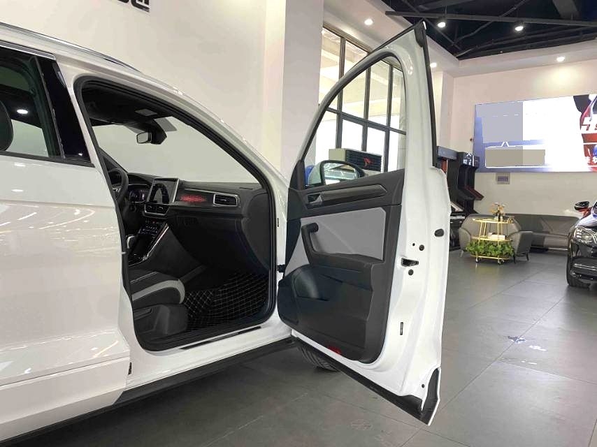 Volkswagen T-Roc 2025 car image #2