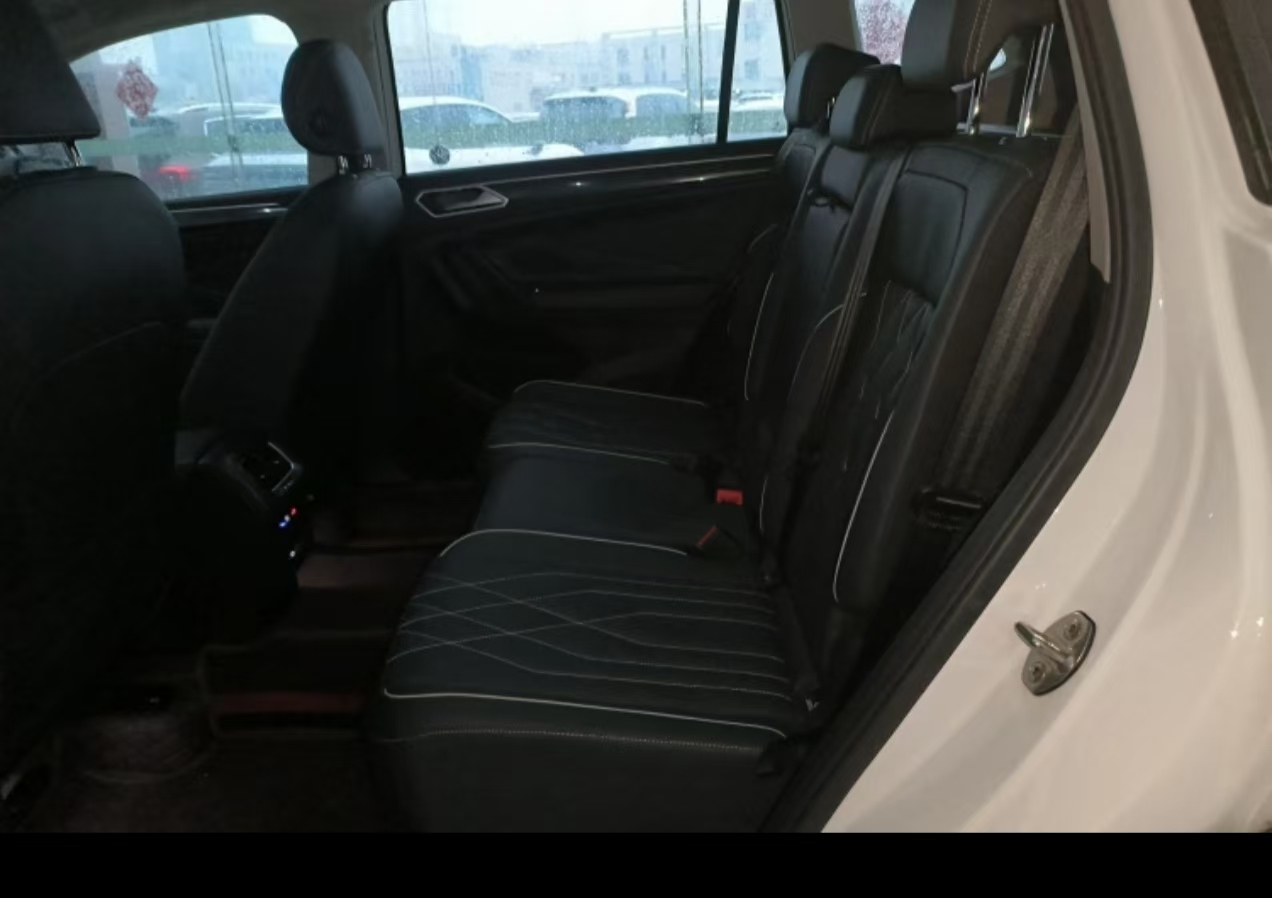 Volkswagen Tiguan L 2023 car image #2