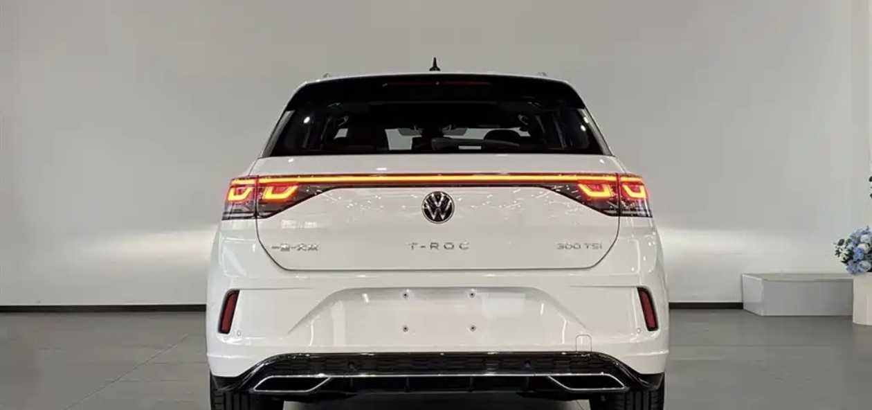 Volkswagen T-Roc 2025 car image #2