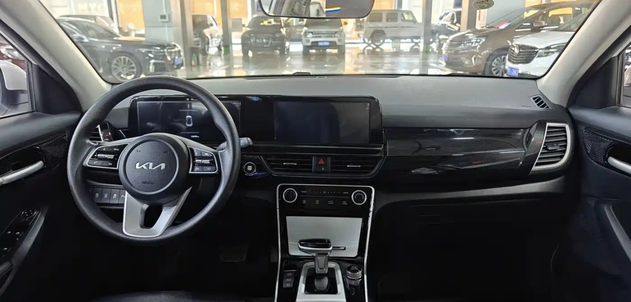 Kia Seltos 2025 car image #2