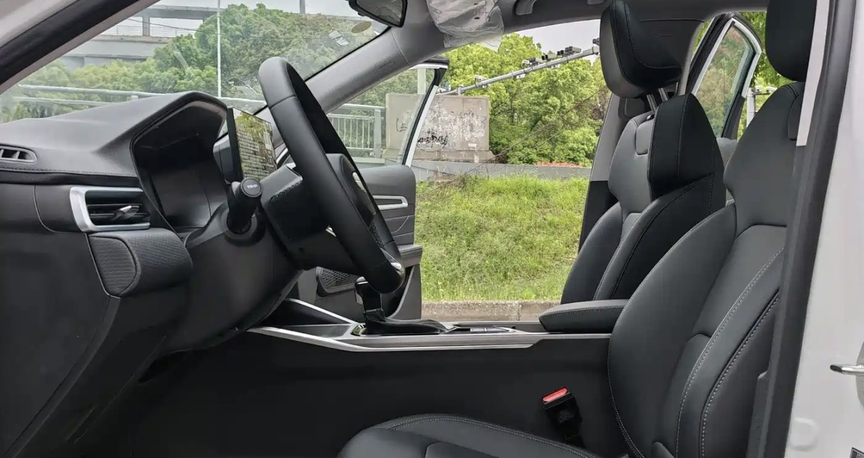GEELY Emgrand 2025 car image #3