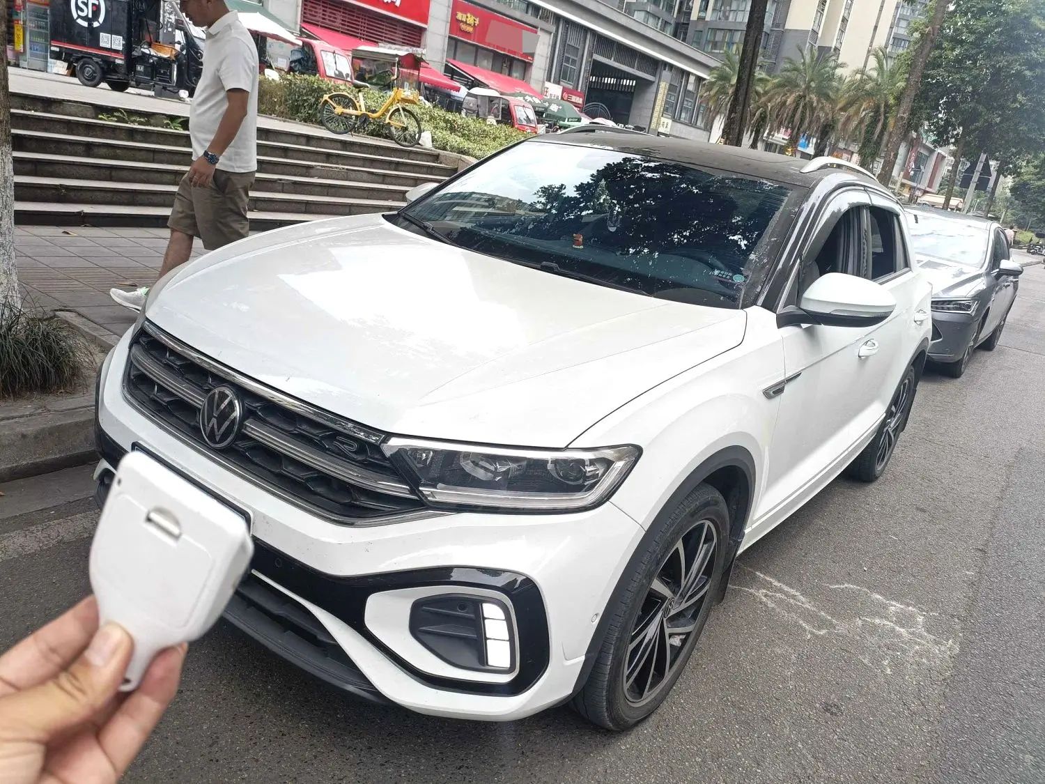 Volkswagen T-Roc 2024 car image 