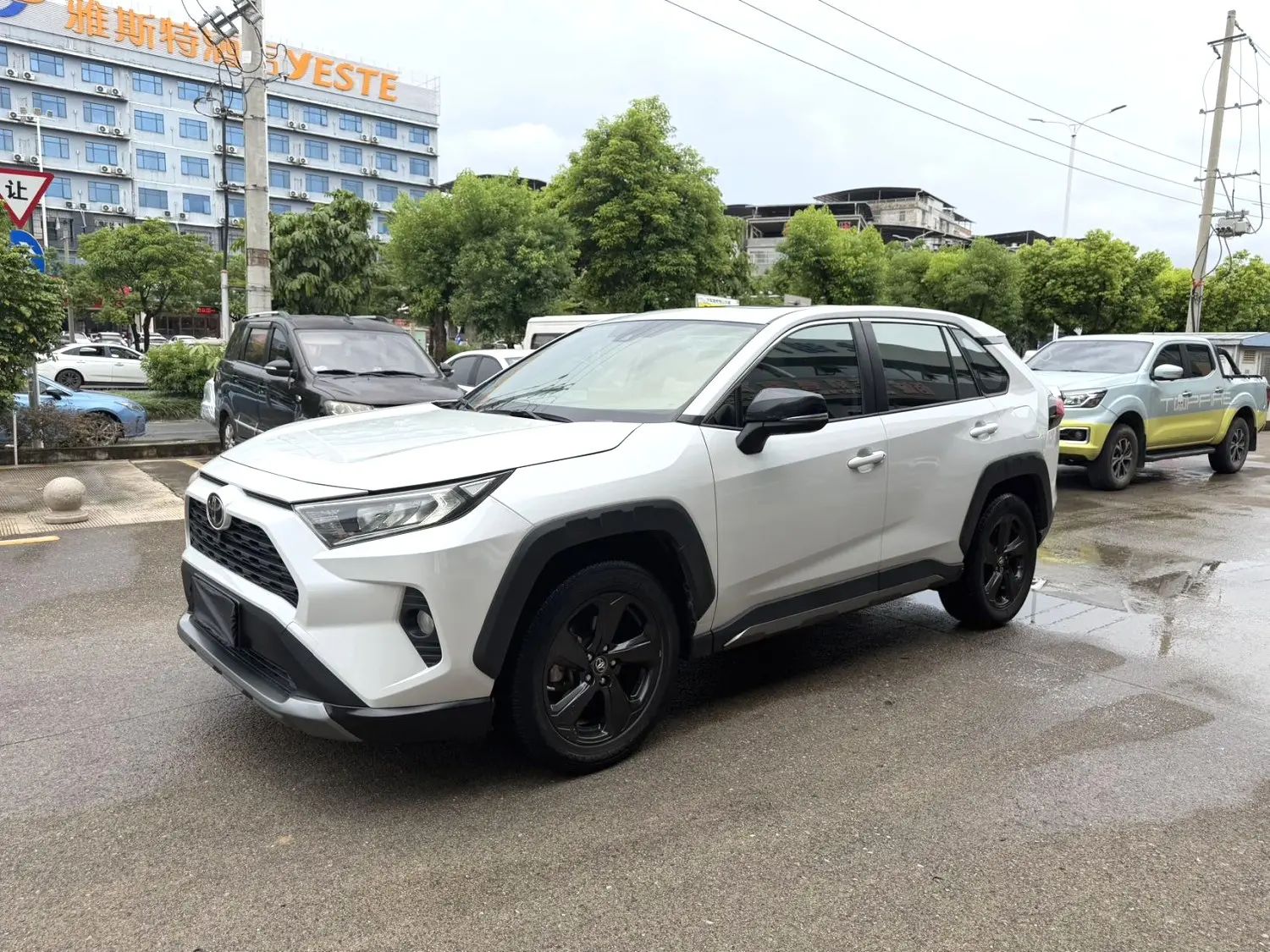 Toyota RAV4 2022 car image 