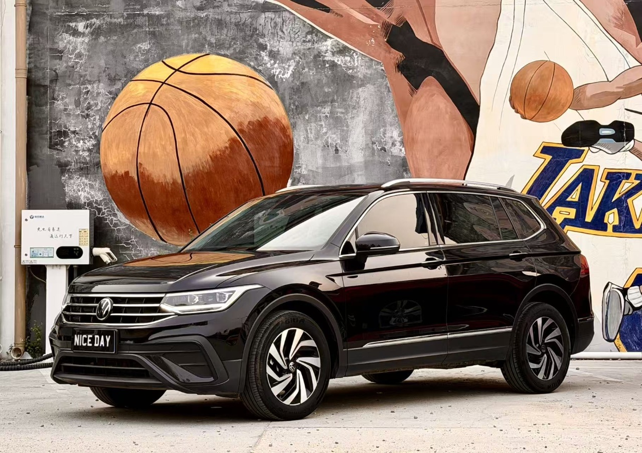 Volkswagen Tiguan L 2025 immagine di auto 