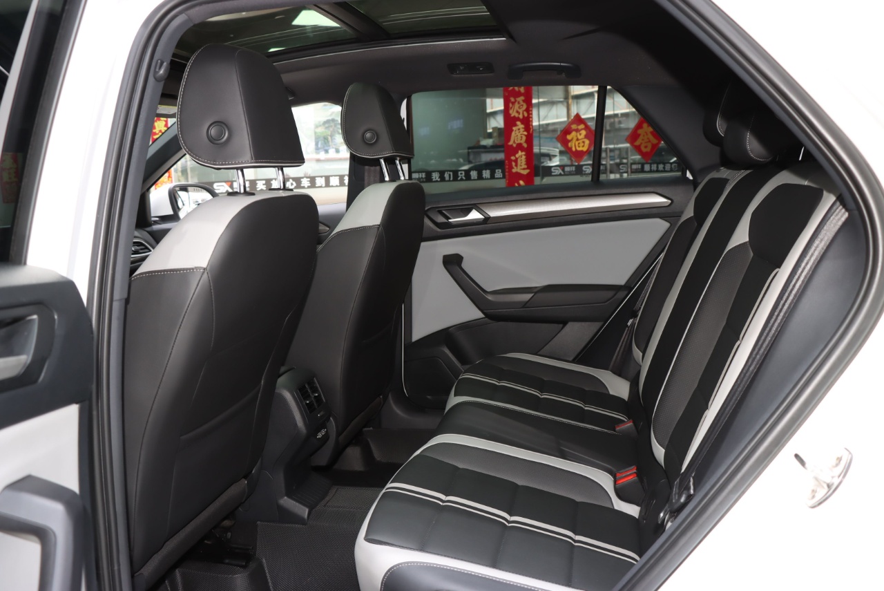 Volkswagen T-Roc 2024 car image #3