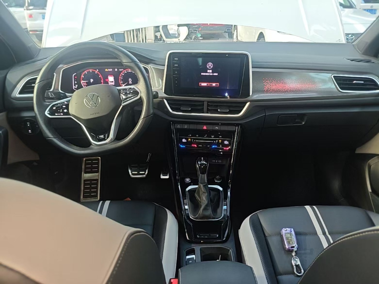 Volkswagen T-Roc 2024 car image #2