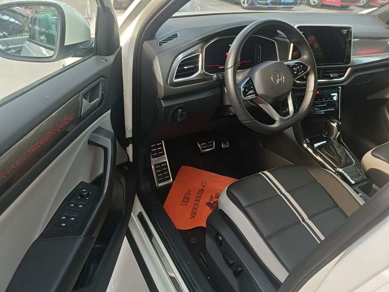Volkswagen T-Roc 2024 car image #5