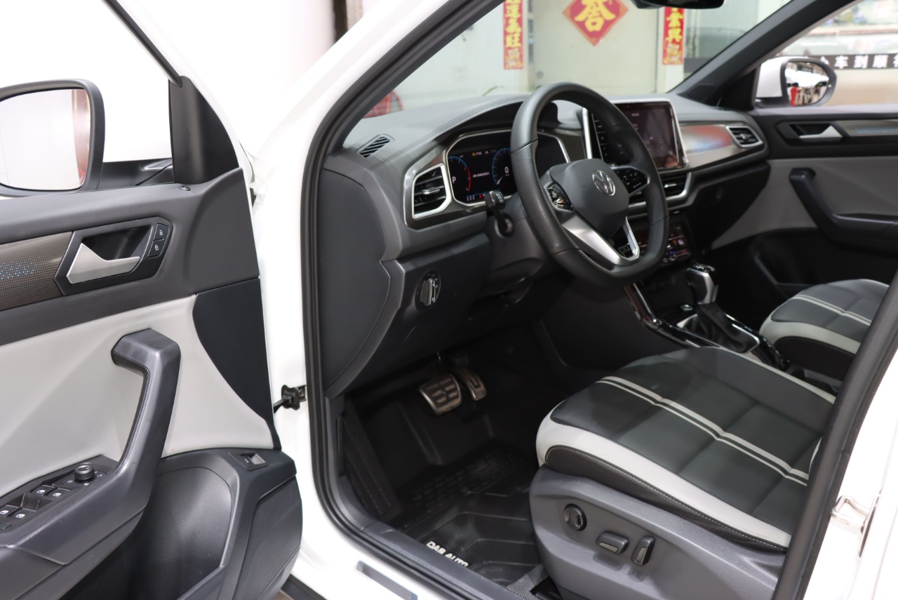 Volkswagen T-Roc 2024 car image #4