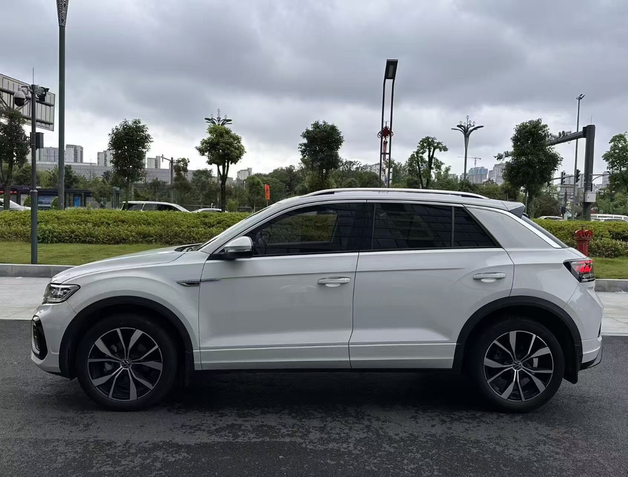 Volkswagen T-Roc 2023 car image #6