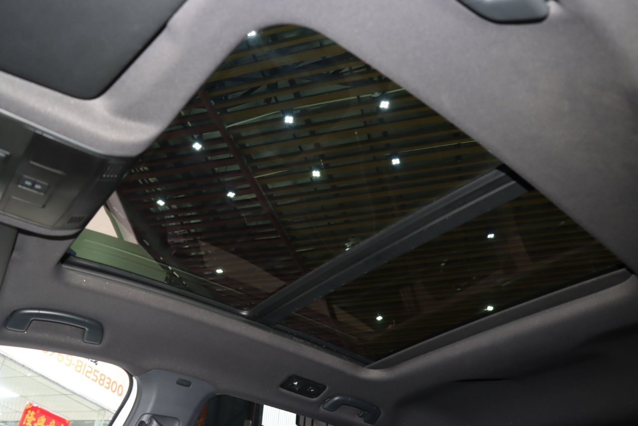 Volkswagen T-Roc 2024 car image #6