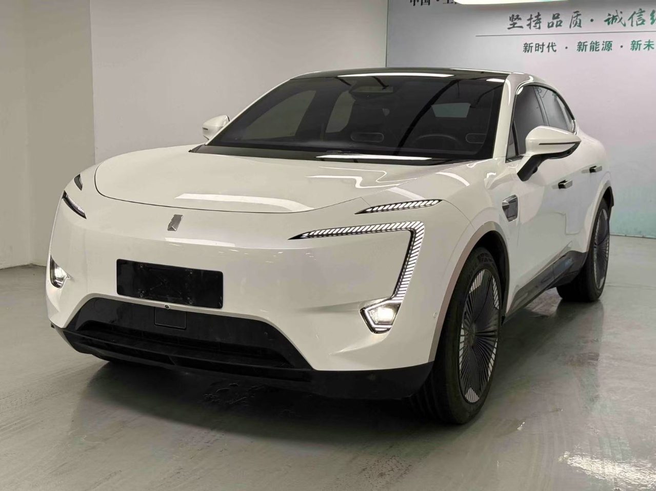 Avatr 11 2024 car image 