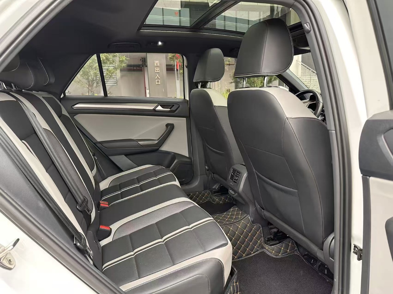 Volkswagen T-Roc 2023 car image #3