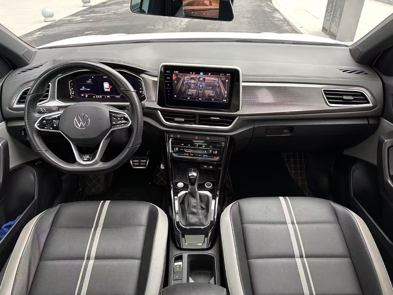Volkswagen T-Roc 2023 car image #2