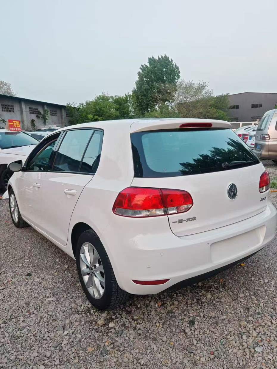 Volkswagen Golf 2010 car image #5