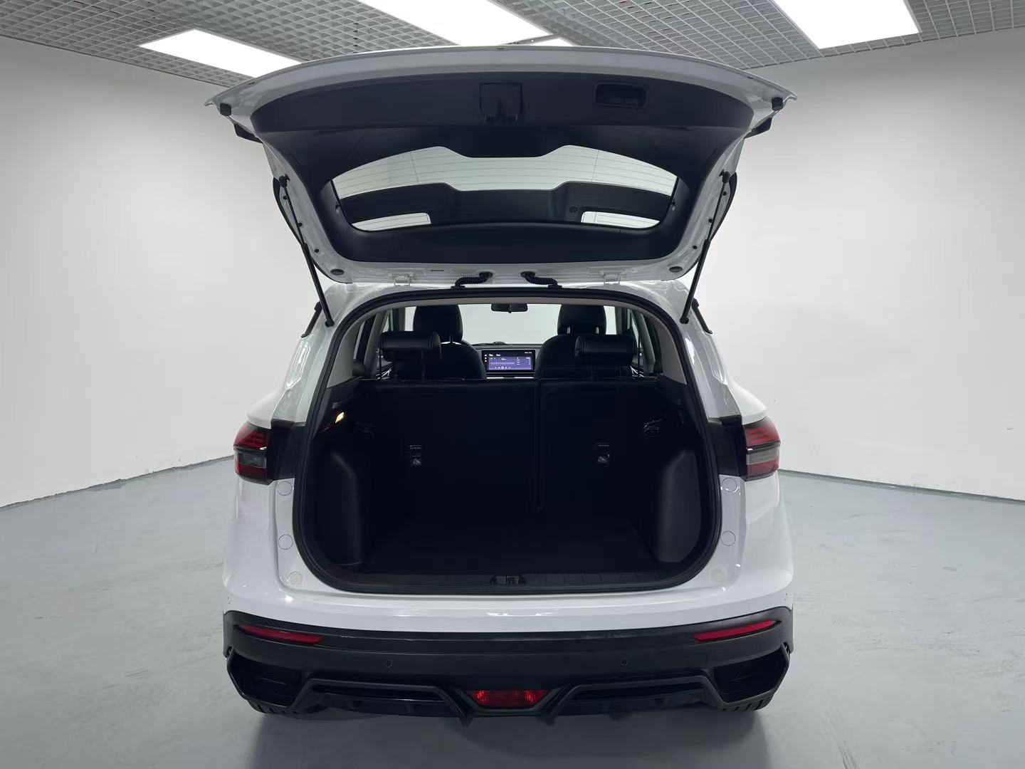 GEELY Coolray 2025 #4 GEELY Coolray 2025 car image #4
