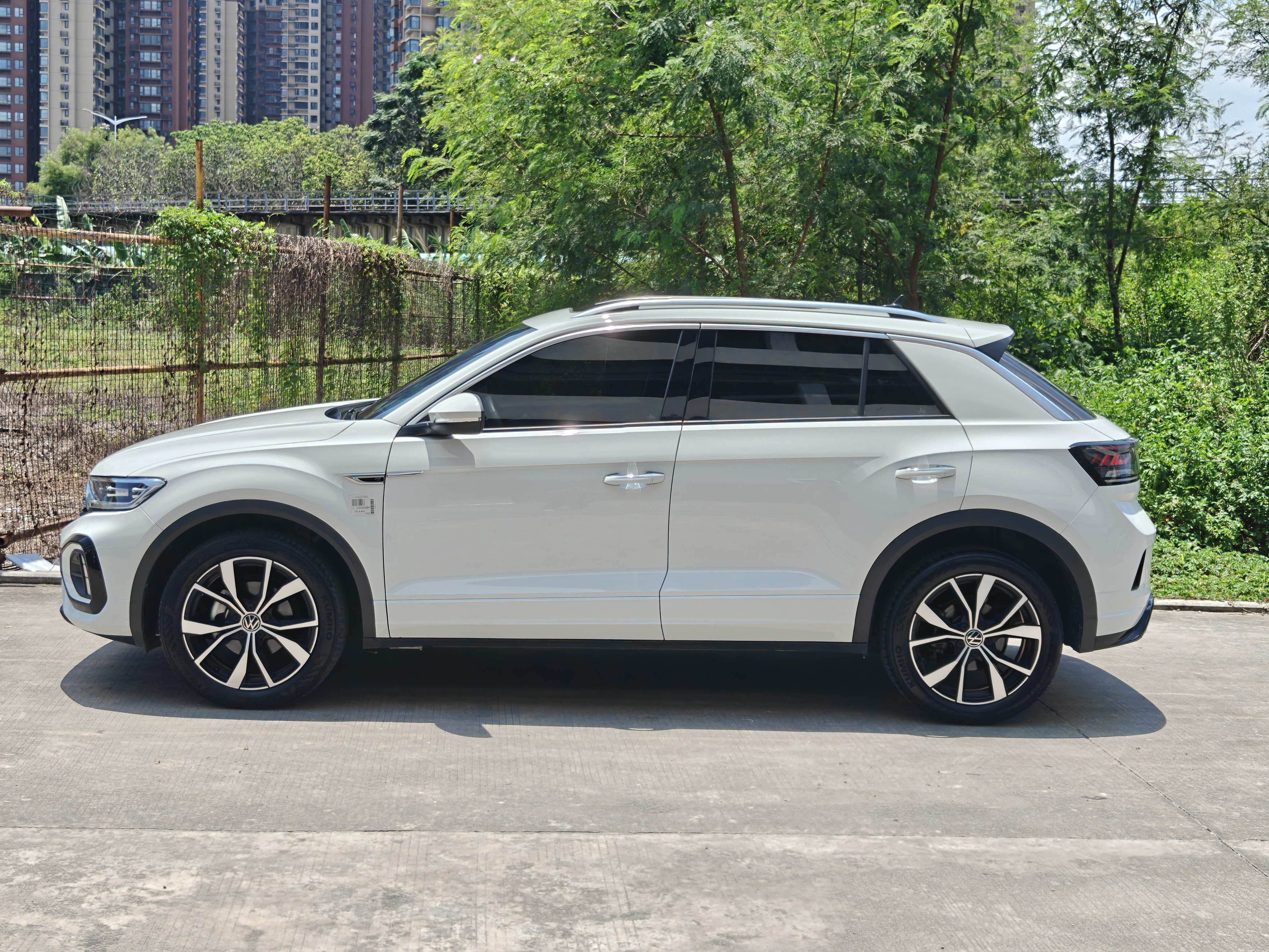 Volkswagen T-Roc 2024 immagine di auto #6