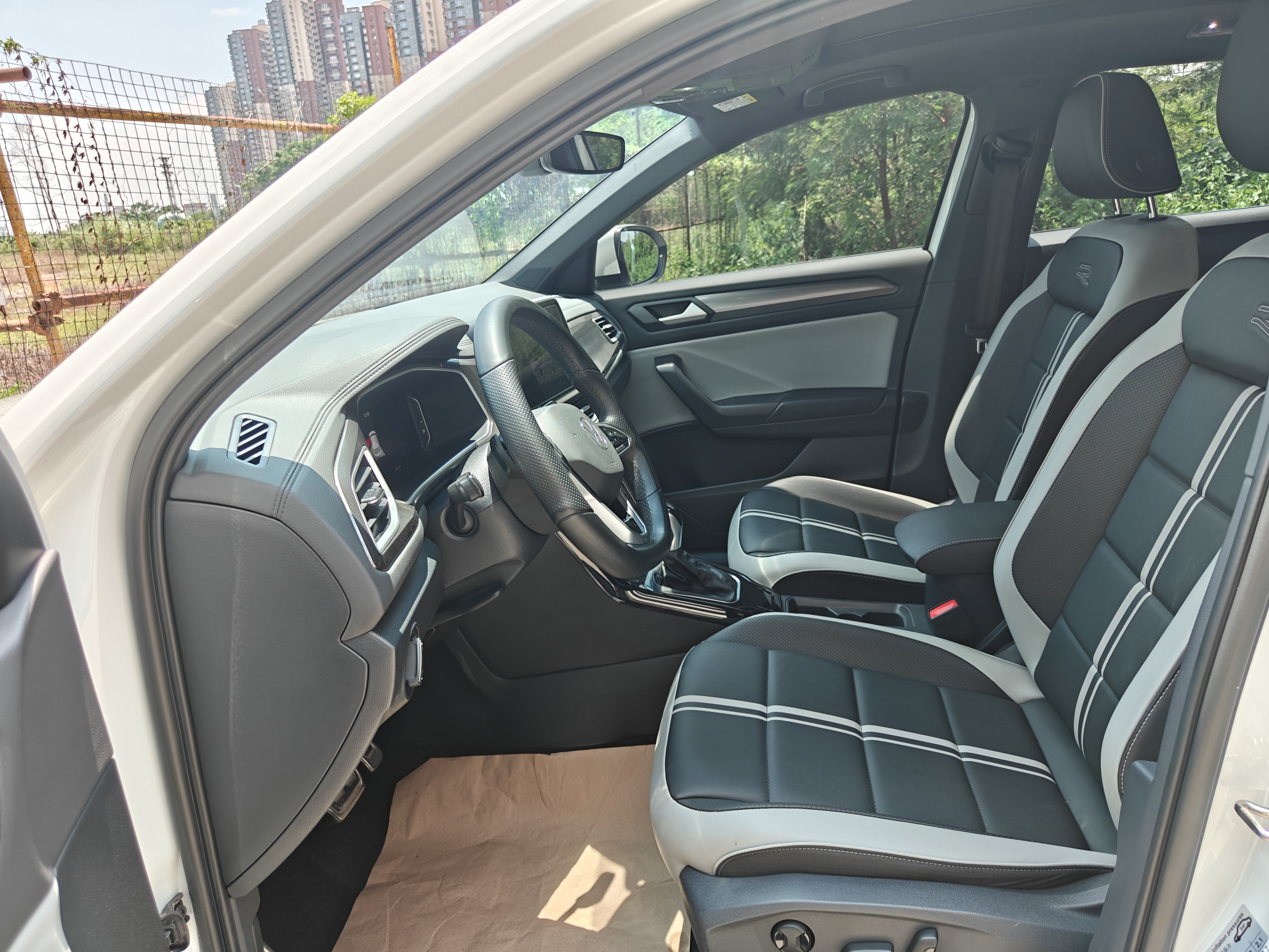 Volkswagen T-Roc 2024 immagine di auto #3