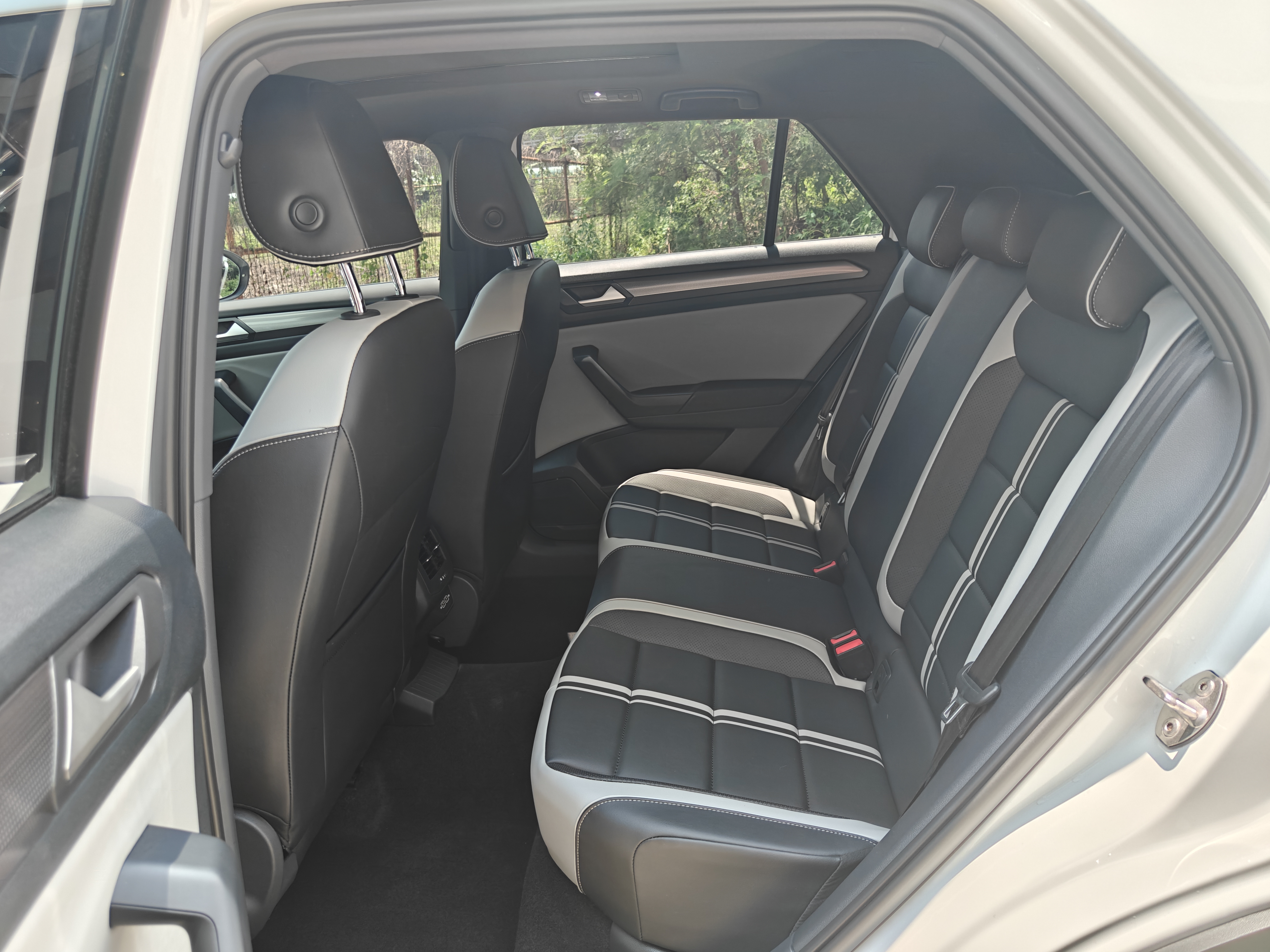 Volkswagen T-Roc 2024 immagine di auto #2