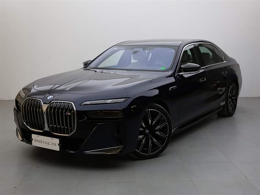 BMW M760Le car image #2