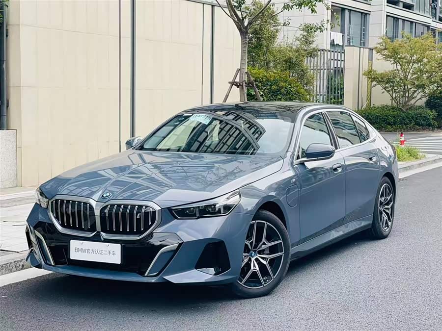 BMW i5 2024 car image #2