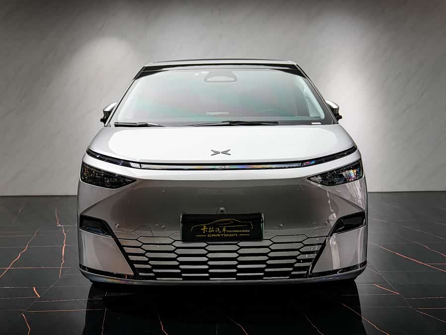 Xpeng X9 2025 صورة سيارة #2