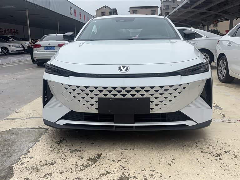 Changan UNI-V iDD 2025 #2 Changan UNI-V iDD 2025 car image #2