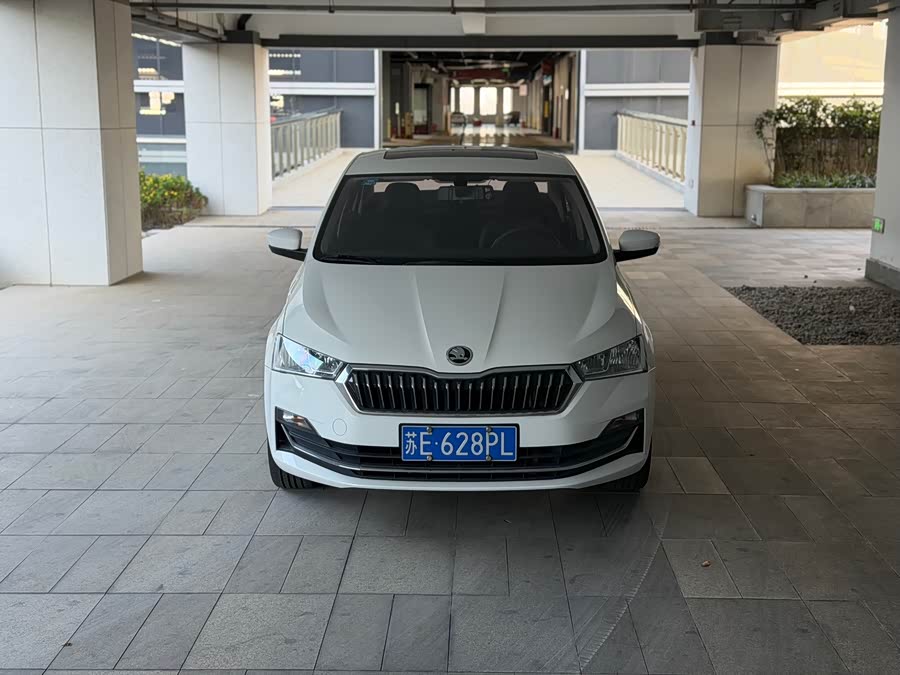 Skoda Rapid 2021 car image #2