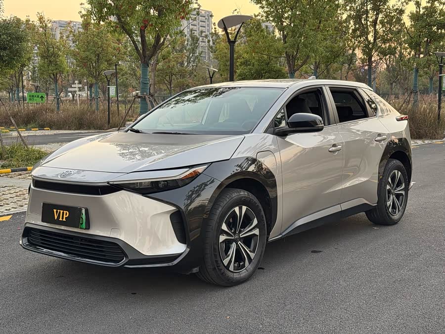 Toyota bZ4X 2022 immagine di auto #2