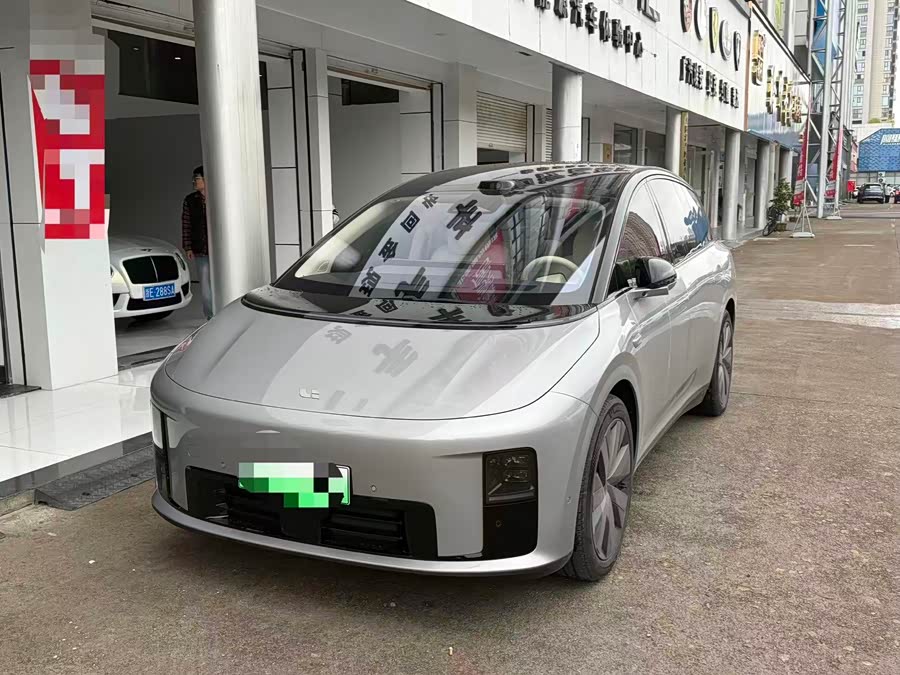 Li i8 2025 image de voiture #2