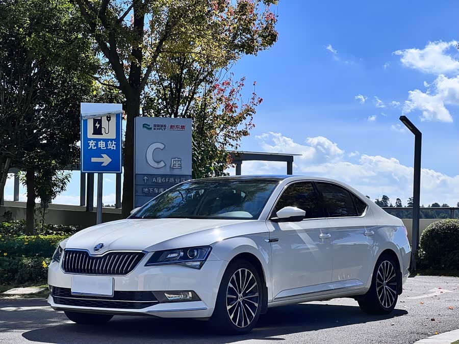 Skoda Superb 2019 car image #2