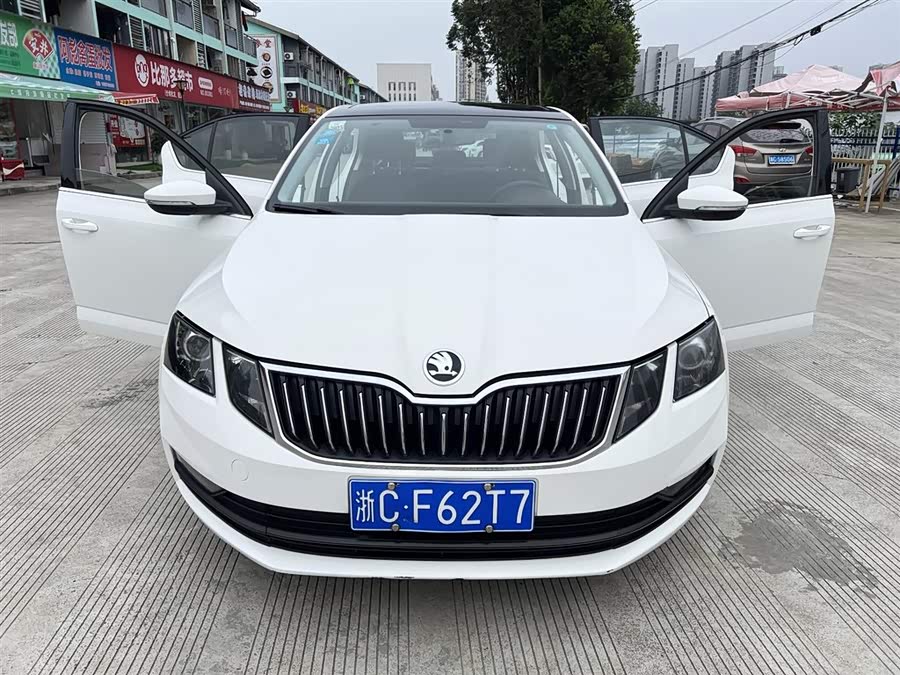 Skoda Octavia 2018 car image #2