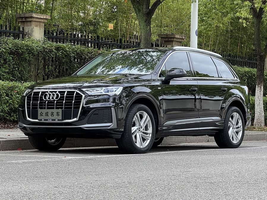 Audi Q7 2023 car image #2