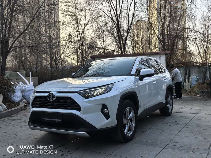 Toyota RAV4 2023 car image #2
