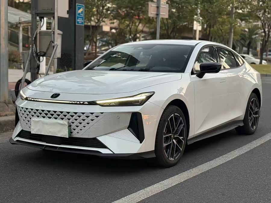 Changan UNI-V iDD 2025 car image #2