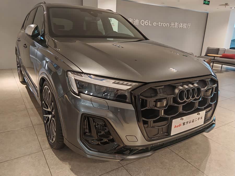 Audi SQ7 2024 car image #2