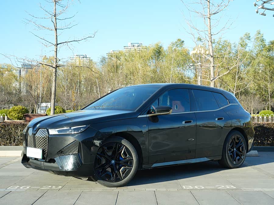 BMW iX M60 2024 car image #2