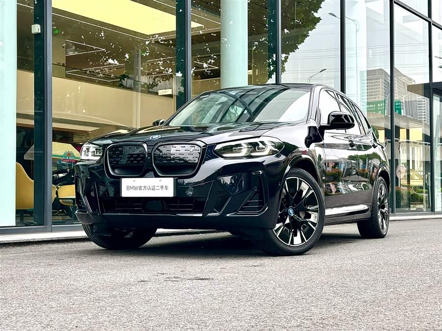 BMW iX3 2025 car image #2